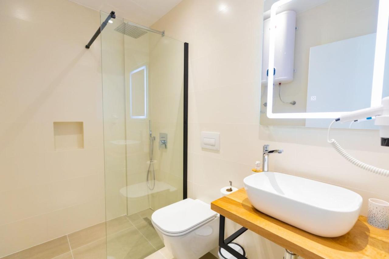 Corallo Rooms Himare Esterno foto